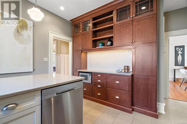 1734 Lulie St, House detached with 5 bedrooms, 3 bathrooms and 3 parking in Oak Bay BC | Image 10
