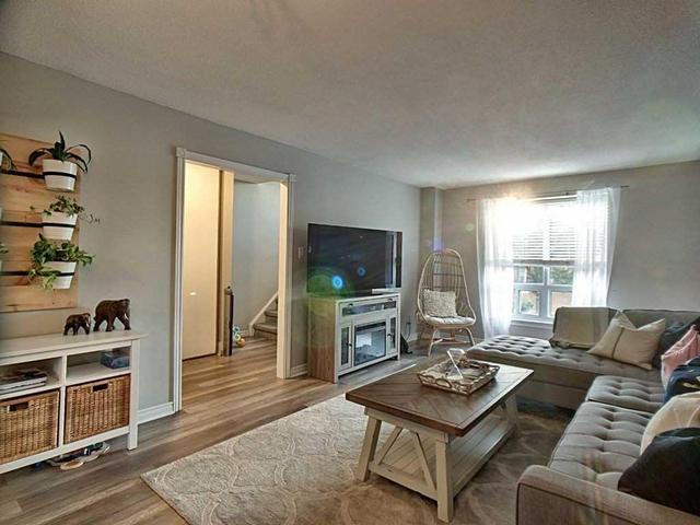 55 Guildford Cres, Townhouse with 3 bedrooms, 2 bathrooms and 1 parking in Brampton ON | Image 5