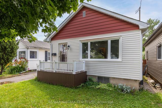 18 Edith St, House detached with 3 bedrooms, 1 bathrooms and 2.5 parking in St. Catharines ON | Image 1