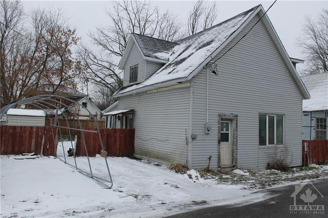 4 Mill Street, House detached with 2 bedrooms, 1 bathrooms and 2 parking in North Dundas ON | Card Image