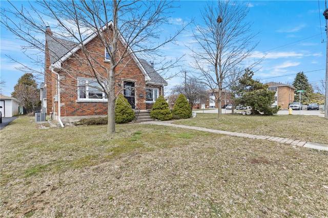516 St Paul Avenue, House detached with 4 bedrooms, 1 bathrooms and 4 parking in Brantford ON | Image 2
