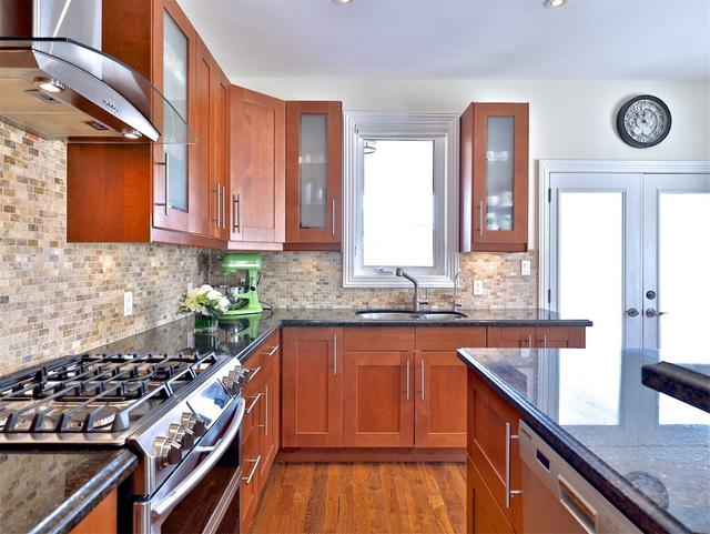 91 Simpson Ave, House detached with 2 bedrooms, 3 bathrooms and 2 parking in Toronto ON | Image 3