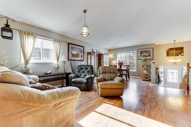 52 Draper Cres, House detached with 3 bedrooms, 3 bathrooms and 3 parking in Barrie ON | Image 2