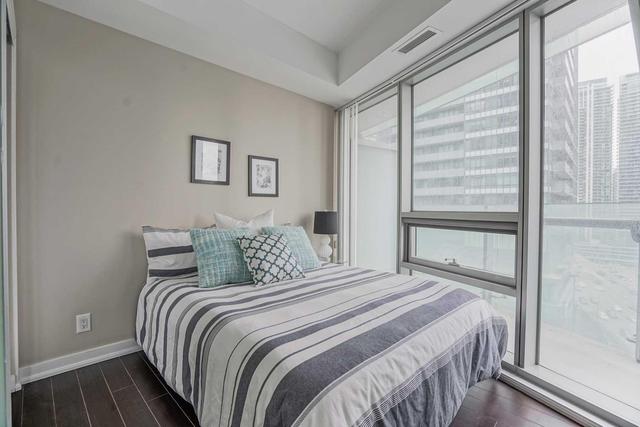 1202 - 14 York St, Condo with 2 bedrooms, 2 bathrooms and 1 parking in Toronto ON | Image 17