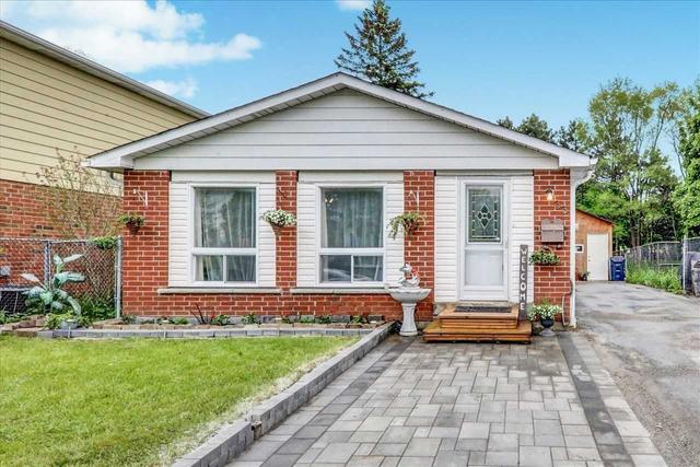 33 Gemshaw Cres, House detached with 3 bedrooms, 3 bathrooms and 4 parking in Toronto ON | Image 1