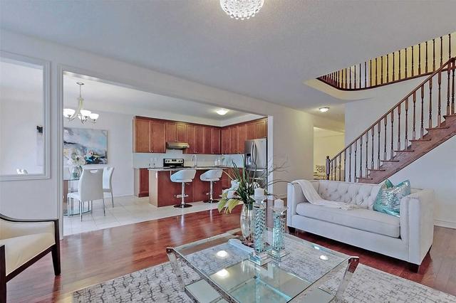 31 Hua Du Ave, House detached with 5 bedrooms, 5 bathrooms and 6 parking in Markham ON | Image 4
