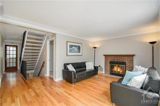 9 Tammela Court, House detached with 3 bedrooms, 3 bathrooms and 2 parking in Ottawa ON | Image 3