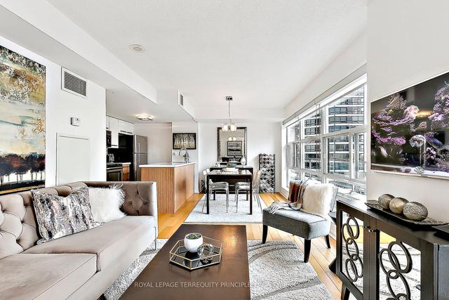 1607 - 11 St Joseph St, Condo with 2 bedrooms, 2 bathrooms and 1 parking in Toronto ON | Image 3