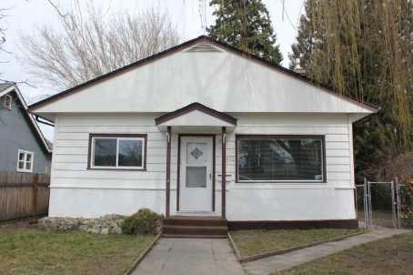 814 Lawrence Ave, House detached with 2 bedrooms, 1 bathrooms and 1 parking in Kelowna BC | Card Image