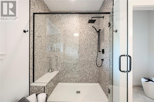 Ensuite with luxurious shower | Image 38