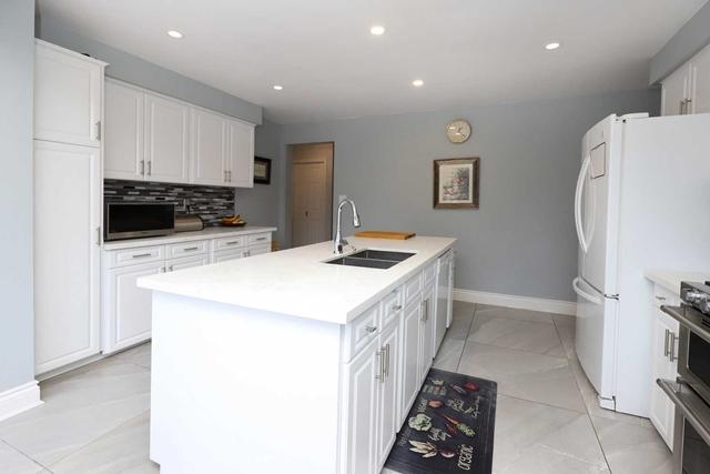 1320 Queen Victoria Ave, House detached with 4 bedrooms, 3 bathrooms and 8 parking in Mississauga ON | Image 4