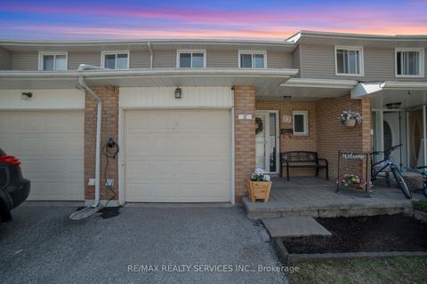 17 - 17 Carisbrooke Crt, Townhouse with 3 bedrooms, 2 bathrooms and 2 parking in Brampton ON | Card Image