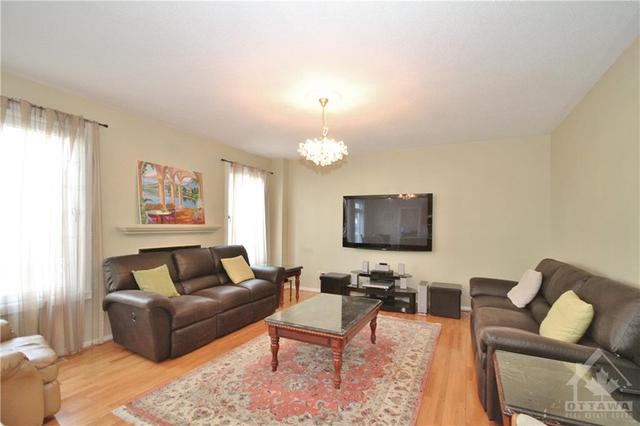 212 Annapolis Circle, House detached with 5 bedrooms, 4 bathrooms and 6 parking in Ottawa ON | Image 10