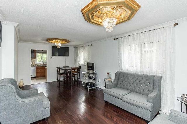 230 Lech Walesa Dr, House detached with 3 bedrooms, 4 bathrooms and 6 parking in Mississauga ON | Image 4