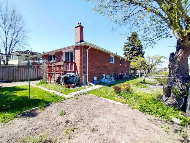 41 La Peer Blvd, House semidetached with 3 bedrooms, 2 bathrooms and 3 parking in Toronto ON | Image 19