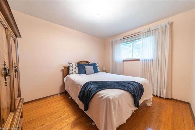6814 Corwin Cres, House detached with 3 bedrooms, 2 bathrooms and 5 parking in Niagara Falls ON | Image 2