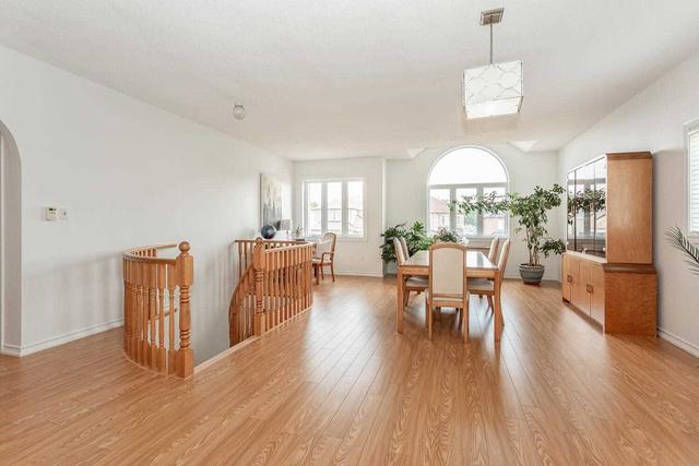 565 Royalpark Way, House detached with 2 bedrooms, 2 bathrooms and 6 parking in Vaughan ON | Image 5