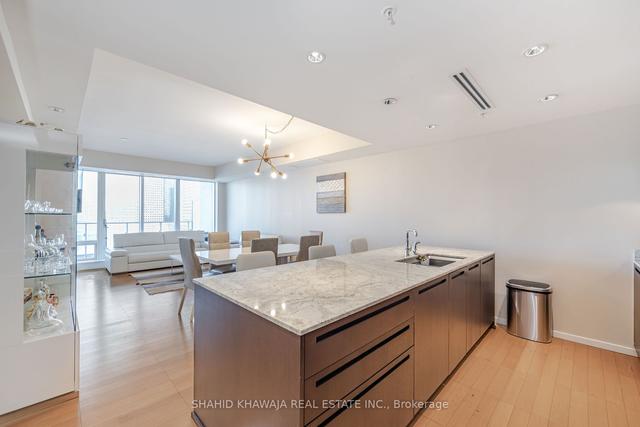 3807 - 180 University Ave, Condo with 2 bedrooms, 3 bathrooms and 1 parking in Toronto ON | Image 3