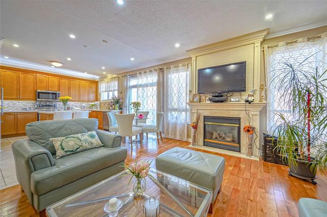 519 Thornhill Woods Dr, House detached with 4 bedrooms, 5 bathrooms and 5 parking in Vaughan ON | Image 2