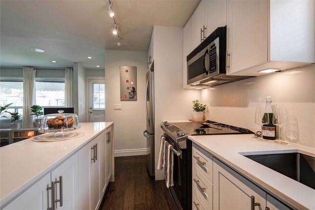 135 Haslam St, House detached with 2 bedrooms, 2 bathrooms and 4 parking in Toronto ON | Image 3