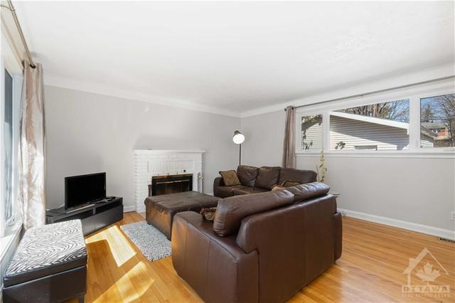 11 Sumac Street, House detached with 3 bedrooms, 2 bathrooms and 4 parking in Ottawa ON | Image 3