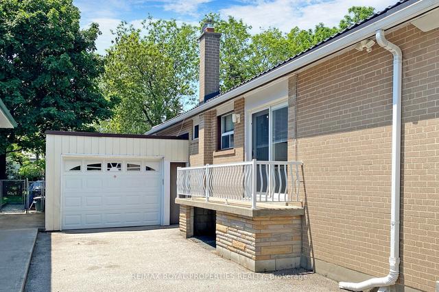 42 Rowallan Dr, House detached with 3 bedrooms, 3 bathrooms and 6 parking in Toronto ON | Image 23