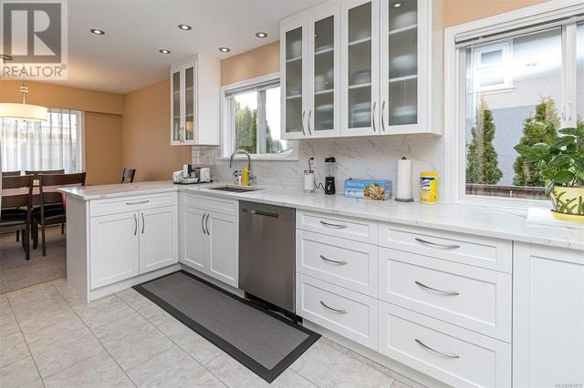812 Killdonan Rd, House detached with 6 bedrooms, 3 bathrooms and 3 parking in Saanich BC | Image 13
