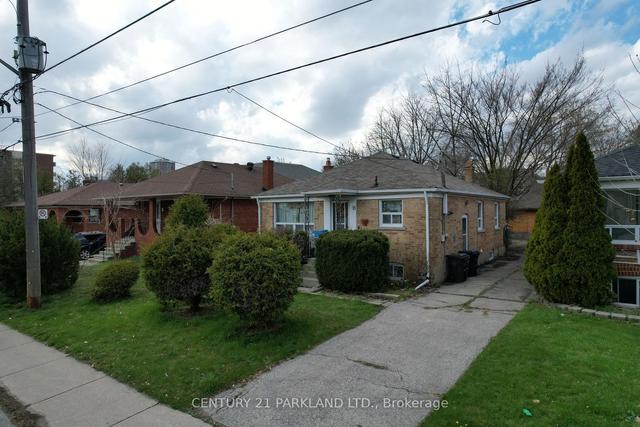 16 Madawaska Ave, House detached with 3 bedrooms, 2 bathrooms and 4 parking in Toronto ON | Image 2