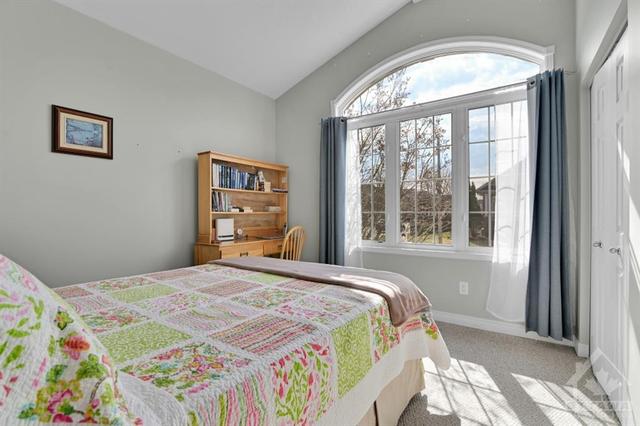 571 Bidwell Street, House detached with 2 bedrooms, 3 bathrooms and 1 parking in Ottawa ON | Image 4