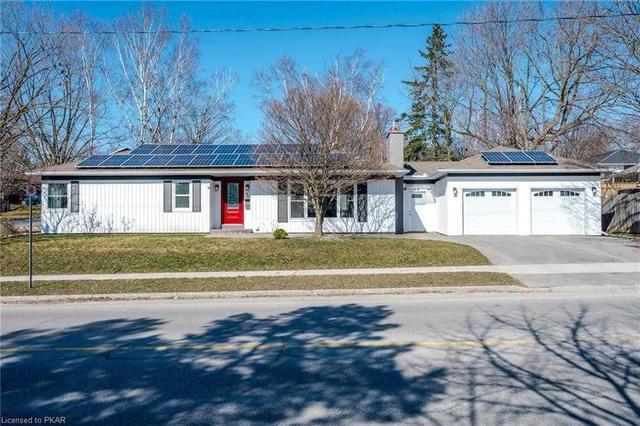 86 Hospital Dr, House detached with 3 bedrooms, 2 bathrooms and 3 parking in Peterborough ON | Image 1