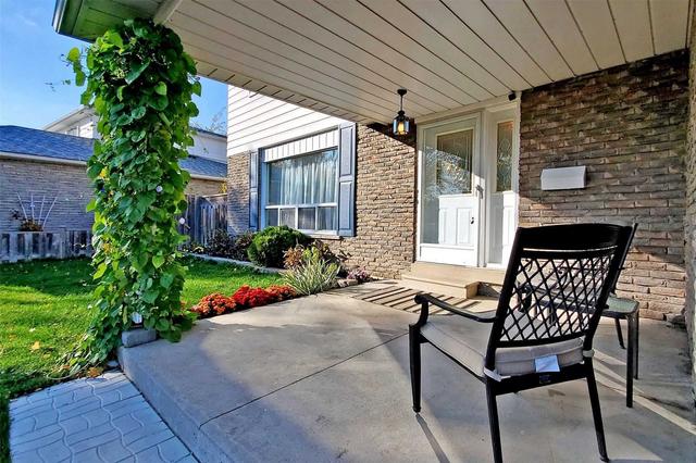 33 Tamora Crt, House detached with 4 bedrooms, 3 bathrooms and 6 parking in Toronto ON | Image 12