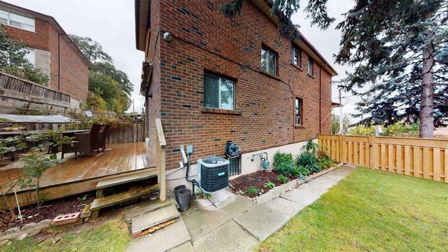 1576 Davenport Rd, House detached with 3 bedrooms, 2 bathrooms and 1 parking in Toronto ON | Image 16