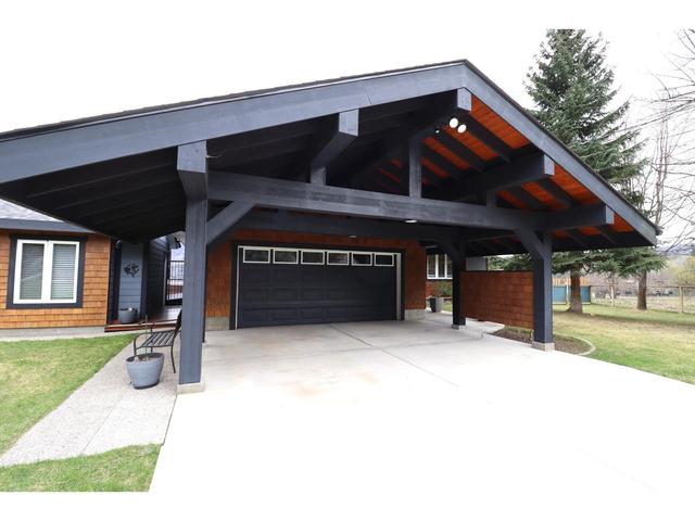 3295 Eagle Ridge Road, House detached with 4 bedrooms, 3 bathrooms and null parking in Kootenay Boundary D BC | Image 3