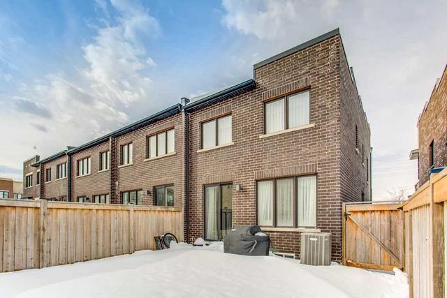 62 Denarius Cres, House attached with 3 bedrooms, 3 bathrooms and 2 parking in Richmond Hill ON | Image 7