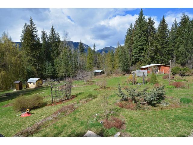 8481 Highway 6, House detached with 5 bedrooms, 2 bathrooms and null parking in Central Kootenay H BC | Image 3