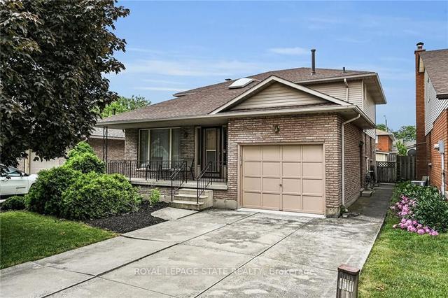 242 Parkwood Cres, House detached with 3 bedrooms, 4 bathrooms and 5 parking in Hamilton ON | Image 1