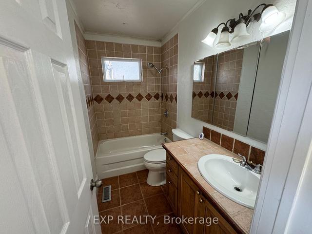74 Roxborough Rd, House detached with 2 bedrooms, 2 bathrooms and 3 parking in Newmarket ON | Image 7