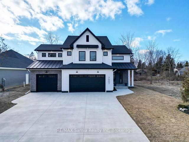 7007 Blue Coast Hts, House detached with 4 bedrooms, 4 bathrooms and 9 parking in Plympton Wyoming ON | Image 4