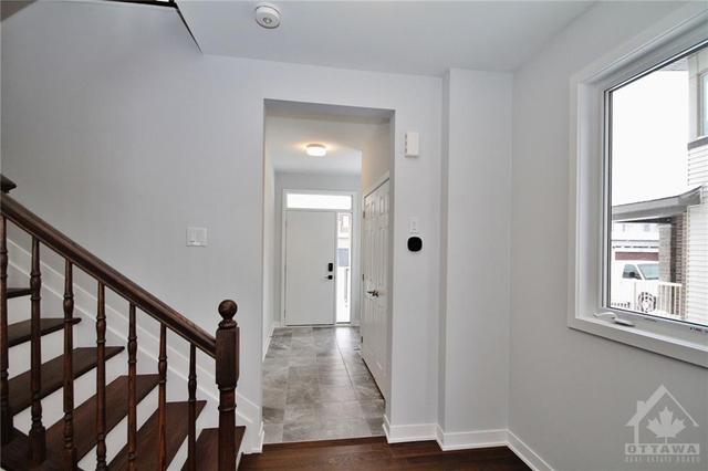 813 Crossgate Street, House detached with 3 bedrooms, 3 bathrooms and 6 parking in Ottawa ON | Image 2