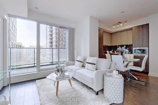 1911 - 125 Blue Jays Way, Condo with 2 bedrooms, 2 bathrooms and 1 parking in Toronto ON | Image 3