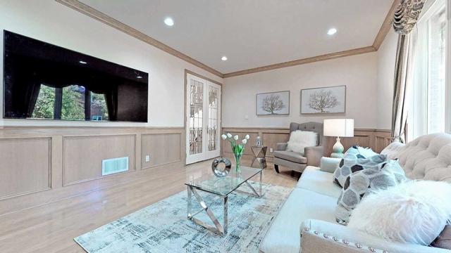 8 Lawnview Dr, House detached with 5 bedrooms, 7 bathrooms and 9 parking in Toronto ON | Image 3