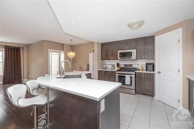 235 Gossamer Street, Townhouse with 3 bedrooms, 3 bathrooms and 3 parking in Ottawa ON | Image 6