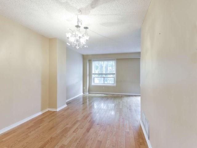 107 Moregate Cres, Townhouse with 3 bedrooms, 2 bathrooms and 1 parking in Brampton ON | Image 10