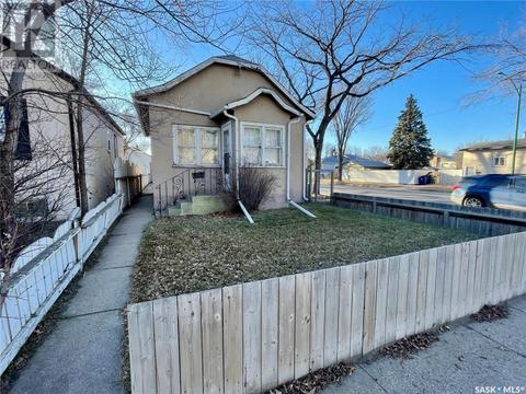 721 33rd Street W, House detached with 2 bedrooms, 2 bathrooms and null parking in Saskatoon SK | Card Image
