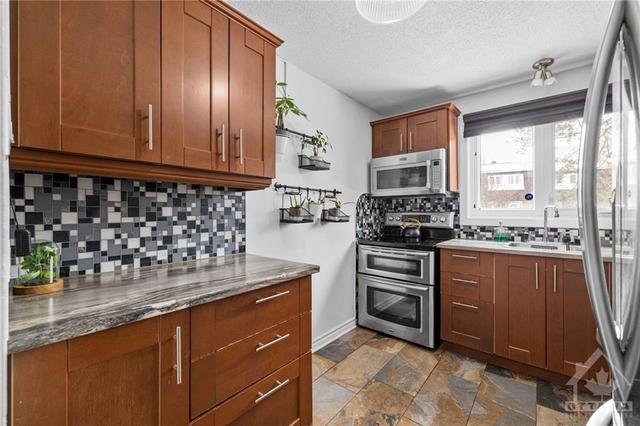 a - 1774 Lamoureux Drive, Townhouse with 3 bedrooms, 2 bathrooms and 1 parking in Ottawa ON | Image 9