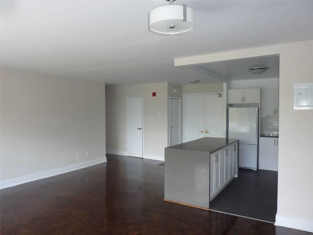 511 - 10 Shallmar Blvd, Condo with 3 bedrooms, 2 bathrooms and 1 parking in Toronto ON | Image 2
