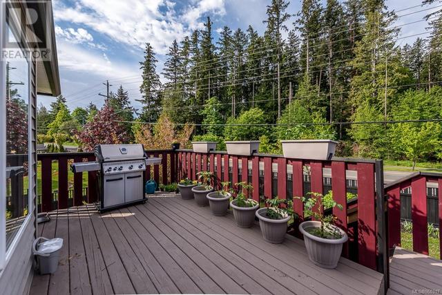 2581 Carstairs Dr, House detached with 5 bedrooms, 3 bathrooms and 1 parking in Courtenay BC | Image 28