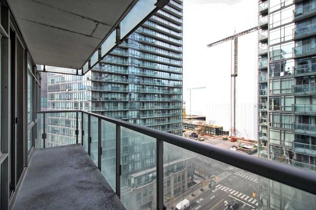 1201 - 38 Grenville St, Condo with 2 bedrooms, 2 bathrooms and 1 parking in Toronto ON | Image 3