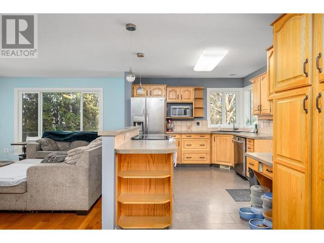 4416 9 Street, House detached with 5 bedrooms, 2 bathrooms and 2 parking in Vernon BC | Image 8