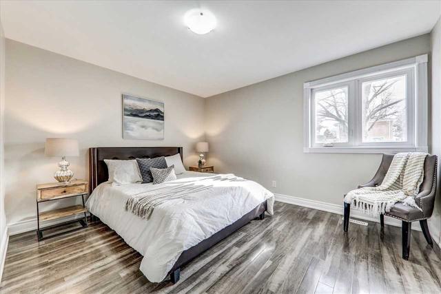70 Sunderland Cres, House detached with 3 bedrooms, 3 bathrooms and 3 parking in Toronto ON | Image 6